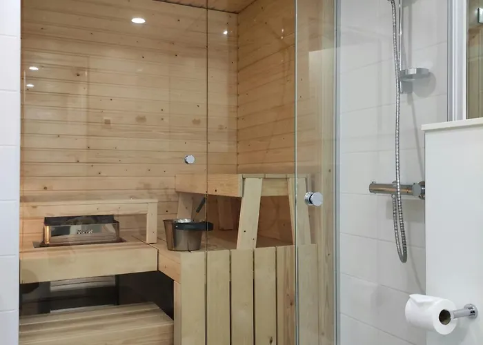 Convenient For 5 With Sauna *